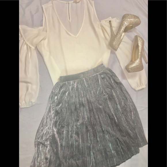 🌟HP🌟 Pleated Metallic Midi Skirt - Picture 5 of 8